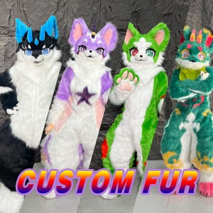 Op de afbeelding: Vier kleurrijke, op maat gemaakte fursuits worden getoond, elk met een uniek ontwerp. De suits hebben levendige kleuren zoals blauw, paars, groen en teal, met gedetailleerde gezichtskenmerken en pluche texturen. De tekst "CUSTOM FUR" wordt weergegeven.