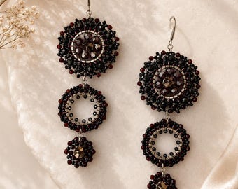 Orecchini vistosi fatti a mano nei colori bordeaux, nero e argento | Perle sfaccettate | Perle Miyuki | Eleganti orecchini boho | Pezzo unico