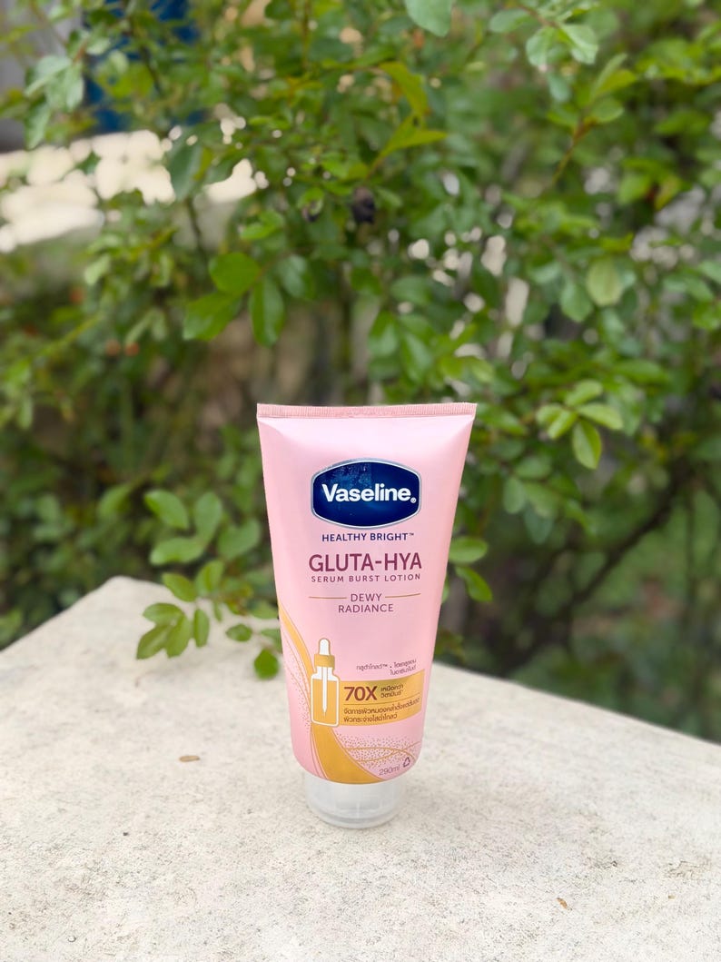 Pode incluir: Um tubo rosa de lo&ccedil;&atilde;o Vaseline Gluta-Hya Serum Burst com tampa branca. O tubo tem detalhes azuis e dourados e as palavras "Healthy Bright" e "Dewy Radiance" s&atilde;o vis&iacute;veis. A lo&ccedil;&atilde;o tem 250 ml.