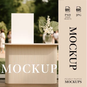 Puede incluir: Una barra beige claro y acanalada con un letrero blanco, un jarrón de vidrio con flores blancas y la palabra "MOCKUP" en letras blancas grandes. El fondo está borroso con vegetación y personas. La imagen también incluye el texto "PSD SMART OBJECTS" y "JPG".