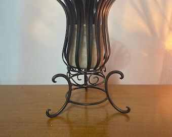 Soporte para velas antiguo de hierro forjado con detalles ornamentales - Base decorativa de metal para huracán (solo el soporte)