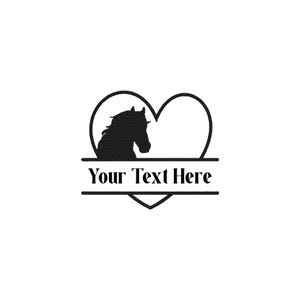 Pode incluir: Um design bordado a preto com a silhueta de uma cabeça de cavalo posicionada dentro do contorno de um coração. Abaixo do cavalo, uma faixa horizontal contém o texto preto "Your Text Here" centrado entre duas linhas horizontais.