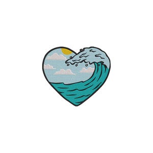 Puede incluir: Parche bordado en forma de corazón, con una ola oceánica estilizada. La ola es turquesa, con espuma blanca, sobre un cielo azul con nubes y un sol amarillo. El parche tiene un borde negro.