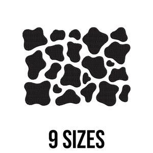 Può includere: Motivo a macchie di mucca nere su sfondo bianco. Il design presenta forme nere irregolari che assomigliano a macchie di mucca. Il testo "9 SIZES" è visualizzato in grassetto, in nero, sotto il motivo.