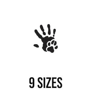 Könnte beinhalten: Schwarzer Handabdruck und Pfotenabdruck auf weißem Hintergrund. Der Text "9 SIZES" wird fett und schwarz darunter angezeigt. Dieses Bild ist wahrscheinlich für ein Produkt im Zusammenhang mit Haustieren oder handgefertigten Artikeln.