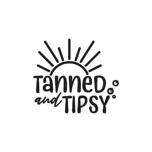 Puede incluir: Un diseño gráfico negro sobre fondo blanco que presenta un icono de sol estilizado con líneas radiantes sobre el texto TANNED and TIPSY, con la palabra TANNED en una fuente sans-serif negrita y la palabra TIPSY en una fuente negrita más grande.