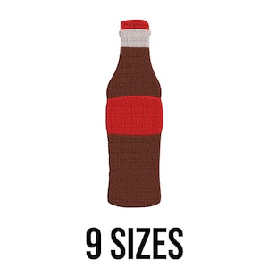 Könnte beinhalten: Gestickte braune Flasche mit rotem Etikett und rotem und weißem Verschluss. Der Text "9 GRÖSSEN" wird in Schwarz unter der Flasche angezeigt. Das Design befindet sich auf weißem Hintergrund.