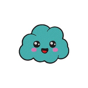 Puede incluir: Un parche bordado con forma de nube de color verde azulado y contorno negro. La nube tiene una cara sonriente con dos ojos negros grandes, reflejos blancos, dos mejillas rosadas redondas y una boca negra pequeña con lengua roja.