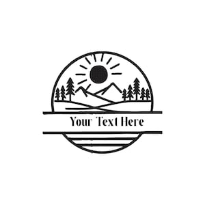 Könnte beinhalten: Ein schwarz-weißes kreisförmiges Grafikdesign mit einer Sonne, Berggipfeln und Kiefern über einem horizontalen Banner mit dem Text Your Text Here, gefolgt von drei horizontalen Linien am unteren Rand des kreisförmigen Emblems.