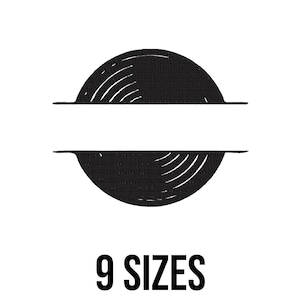 Puede incluir: Gráfico en blanco y negro con dos semicírculos con líneas horizontales, separados por un espacio en blanco. El texto "9 SIZES" se muestra debajo en negrita, en negro.