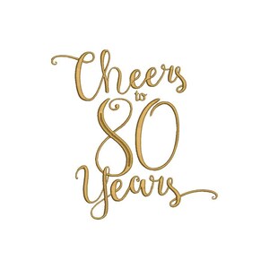 Puede incluir: Un diseño de bordado que presenta el texto de color dorado Cheers to 80 Years. La palabra Cheers está escrita en letra cursiva sobre el número grande 80, seguido por la palabra Years en una letra cursiva a juego debajo del número.