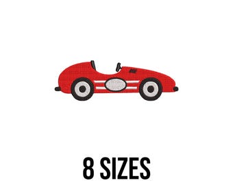 Pode incluir: Um carro de corrida vermelho vintage com rodas pretas e brancas e um emblema oval. A imagem inclui o texto "8 TAMANHOS" em preto, indicando várias opções de tamanho para o design. O carro é um design clássico.