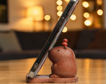 Supporto per telefono in legno a forma di capibara, decorazione da scrivania a forma di animale realizzata a mano, regalo per gli amanti degli animali.
