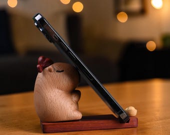 Supporto per telefono in legno a forma di capibara, decorazione da scrivania a forma di animale realizzata a mano, regalo per gli amanti degli animali.