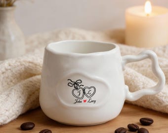Taza personalizada para pareja, regalo de compromiso personalizado, taza de café con asa ondulada, diseño de corazón cerrado, regalo de boda para novia, taza estética de nube