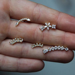 Guldöronpiercing, helix, tragus, 925 sterlingsilver, 18k guldpläterad, lång piercing, blomma, platt baksida, labretörontrassel, klättrare