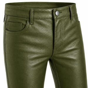 Könnte beinhalten: Olivgrüne Hose mit glatter, lederartiger Oberfläche, einem Standardbund mit Gürtelschlaufen, einem silberfarbenen Knopfverschluss, einem Reißverschluss vorne und klassischem Fünf-Taschen-Design mit verstärkten Nähten am gesamten Kleidungsstück.