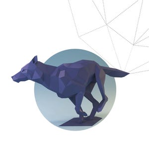 Puede incluir: Escultura geométrica de papel de un lobo corriendo en tonos morados. El lobo está posicionado frente a un círculo azul claro. Debajo del lobo se lee "RUNNING WOLF".