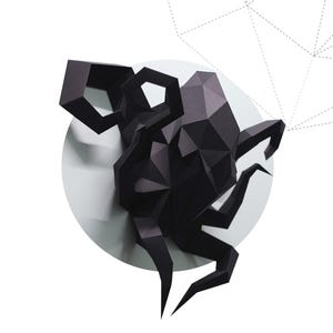 Könnte beinhalten: Eine schwarze, geometrische Papier-Oktopus-Skulptur vor einem weißen Hintergrund. Der Oktopus befindet sich vor einem hellgrauen Kreis. Der Text "BLACK OCTOPUS" wird darunter angezeigt.