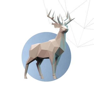 Puede incluir: Un ciervo geométrico de papel en tonos beige y blanco, sobre un círculo azul claro. La imagen incluye el texto "ROYAL DEER" en una fuente en negrita y delineada. Texto adicional proporciona enlaces de Instagram y Facebook.