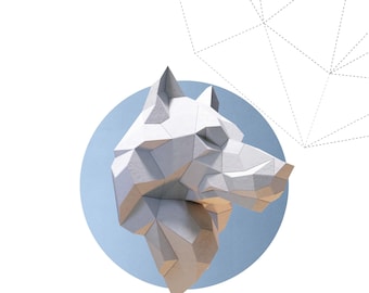 Puede incluir: Una escultura de cabeza de lobo geométrica blanca contra un círculo azul claro, con el texto "WOLF HEAD NEW" debajo. El diseño incluye un patrón de líneas punteadas en la esquina superior derecha. La imagen está sobre un fondo blanco.