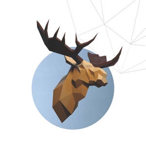 Puede incluir: Cabeza de alce de papel geométrico en tonos marrones y beige, con cuernos marrones oscuros, sobre un círculo azul claro. El texto "BIG MOOSE HEAD" está debajo.