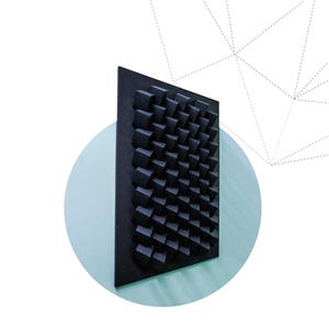 Może przedstawiać: Czarna, kubiczna instalacja artystyczna z geometrycznym wzorem małych, kwadratowych wypukłości. Dzieło sztuki jest umieszczone na jasnoniebieskim okręgu i zawiera tekst "CUBIC INSTALLATION".