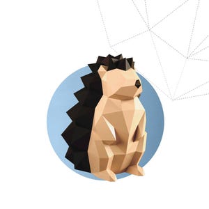 Peut inclure: Illustration d'un hérisson en papier géométrique. Le hérisson est beige avec des épines noires, sur un cercle bleu clair. Le mot "HEDGEHOG" est en dessous en gras. Fond blanc.