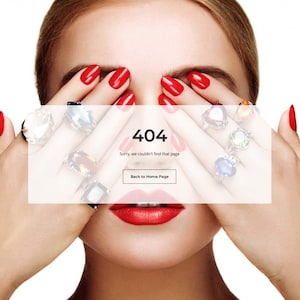 Puede incluir: Primer plano de un rostro con l&aacute;piz labial rojo y esmalte de u&ntilde;as rojo. La persona lleva varios anillos con piedras preciosas grandes. Una caja blanca cubre la cara con el texto "404" y "Lo sentimos, no pudimos encontrar esa p&aacute;gina."