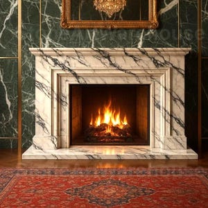 Op de afbeelding: Een marmeren open haard met zwarte adering, een brandend vuur en een rood patroonkleed. De open haard wordt omlijst door een groene marmeren muur en een goudomrande spiegel met een kroonluchter.