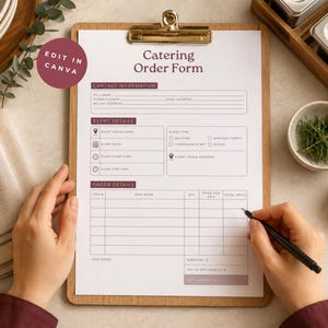 Op de afbeelding: Een wit cateringbestelformulier op een houten klembord met donkerpaarse tekst. Het formulier bevat secties voor contactgegevens, evenementdetails en bestelgegevens met kolommen voor artikelnummer, gerechtnaam, aantal, prijs en totaalprijs.