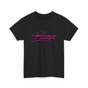 Puede incluir: Camiseta negra con la palabra "Beautiful" en escritura rosa. La palabra está subrayada con una línea rosa horizontal. La camiseta está hecha de un material suave.