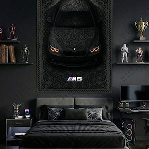 Pode incluir: Um pôster preto de um BMW M5 está pendurado acima de uma cama com roupa de cama preta. A frente do carro é detalhada com um padrão intrincado. O quarto é decorado em tons de preto e cinza, com prateleiras exibindo estatuetas e livros.