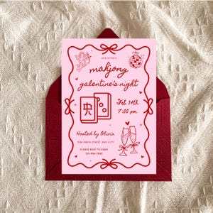 Könnte beinhalten: Eine rosa Einladung für eine Mahjong Galentine's Night am 14. Februar um 19:00 Uhr. Die Einladung zeigt roten Text und Illustrationen, darunter eine Discokugel, Sektgläser und Mahjong-Steine. Die Einladung befindet sich in einem roten Umschlag.
