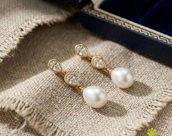 Pendientes de perla en cobre dorado con detalles en forma de lágrima