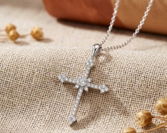 Collar con cruz de plata S925, moissanita y piedras engastadas en pavé