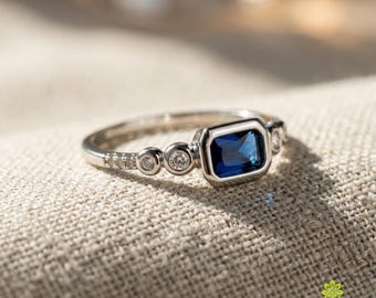 Anillo geométrico azul intenso, acabado tono platino, tallas 6–10