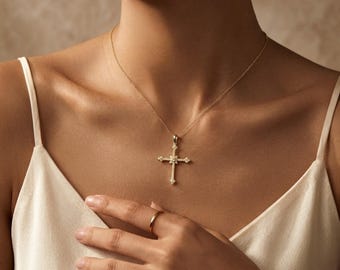 Collar con cruz de plata S925, moissanita y piedras engastadas en pavé