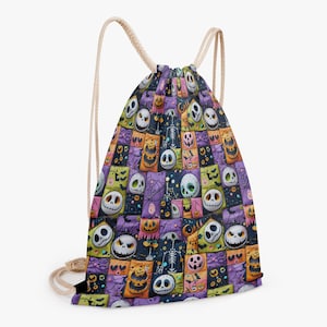 Peut inclure: Un sac à cordon avec un motif sur le thème d'Halloween. Le design présente un patchwork de visages effrayants, de citrouilles et de toiles d'araignées dans des tons de violet, d'orange, de vert et de noir. Le sac a une fermeture à cordon crème.