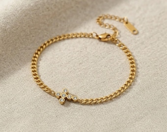 Pulsera geométrica con piedras y cadena barbada bañada en oro de 18 quilates