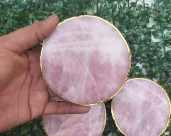 Posavasos de cuarzo rosa con borde chapado en oro. Piedra preciosa.
