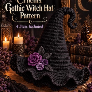 Könnte beinhalten: Ein schwarzer Häkel-Hexenhut mit gebogener Spitze und gewellter Krempe, verziert mit drei violetten Häkelrosen und dunkelgrauen Blättern. Der Text "Crochet Gothic Witch Hat Pattern" und "4 Sizes Included" ist in Gold darüber gedruckt.