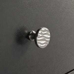 Pomello argentato per cassettiera, maniglia moderna per anta di armadio.