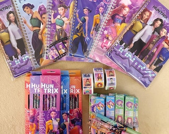 Set Mystery da 4 pezzi: set di cancelleria ispirato ai cacciatori di demoni K-pop! Quaderno, matita, penna, adesivi!!