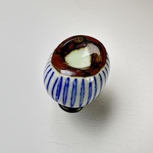 Pomello per cassetto in ceramica: disegno artistico realizzato a mano, pomello rustico per mobile.
