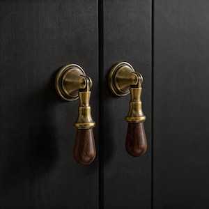 Pomello pendente in noce antico: maniglia per cassetto color bronzo, ferramenta vintage effetto invecchiato per armadio