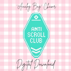Peut inclure: Graphique de téléchargement numérique avec une étiquette pixelisée turquoise indiquant "ANTI SCROLL CLUB" sur un fond à carreaux rose et blanc. Les textes "Analog Bag Charm" et "Digital Download" sont écrits en cursive.