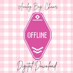以下が含まれることがあります： 白で「OFFLINE」の文字が入ったピンク色のデジタルダウンロードバッグチャーム。チャームはひし形で、ピクセル化されたデザインです。背景はピンクと白のギンガムチェック柄で、「Analog Bag Charm」と「Digital Download」の文字が入っています。