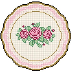 Puede incluir: Diseño de punto de cruz con un ramo central de rosas rosas y hojas verdes. Las rosas están rodeadas por un fondo color crema, enmarcado por un borde festoneado rosa y un ribete dorado. La forma general es circular.