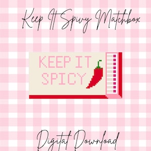 Może przedstawiać: Grafika do pobrania cyfrowego z projektem pudełka z zapałkami. Tekst "KEEP IT SPICY" w różowych pikselowych literach i ilustracja czerwonej papryczki chili. Tło to różowo-biały wzór w kratę.